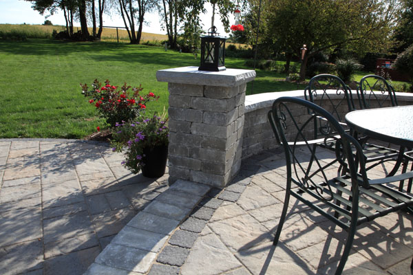 Techo-Bloc  Pillar and Seatwall with Limestone Caps